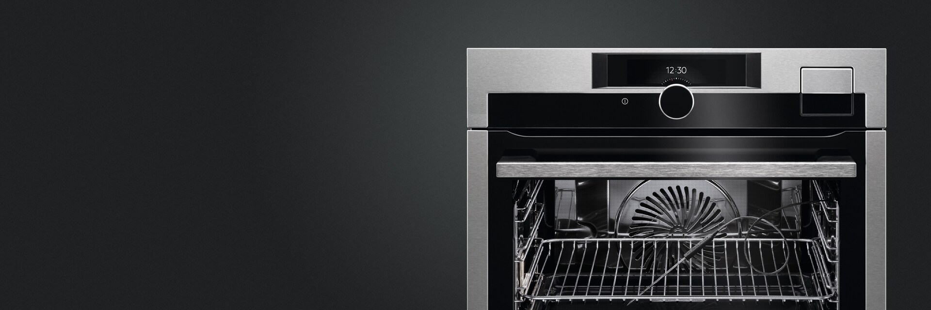 Φούρνος ατμού AEG που ταιριάζει σε κουζίνα με λευκό τοίχο